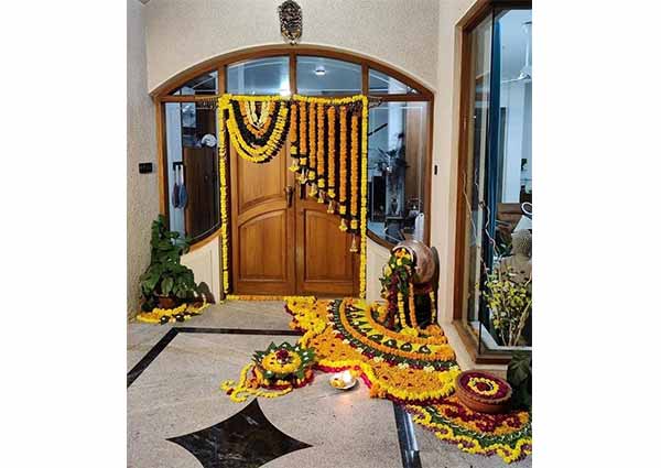 Decorate the main door for griha pravesh