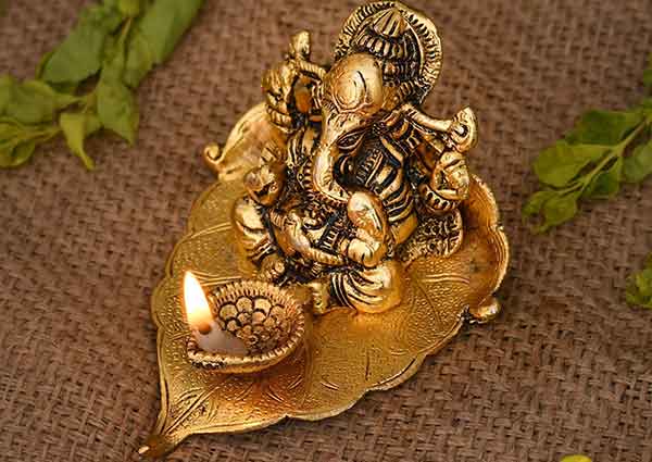 Gift ganesha idol on griha pravesh